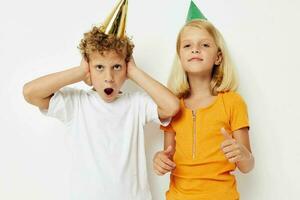 image de positif garçon et fille avec casquettes sur le sien tête vacances divertissement lumière Contexte photo