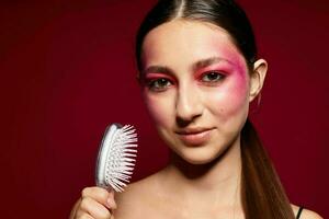 portrait de magnifique Jeune femme maquillage émotions produits de beauté cheveux se soucier rose Contexte inchangé photo