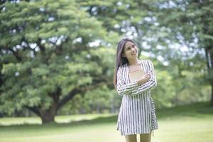 jolie femme lisant un livre dans le parc photo