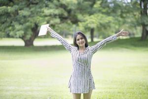 jolie femme lisant un livre dans le parc photo