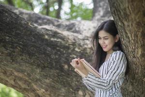 jolie femme lisant un livre dans le parc photo