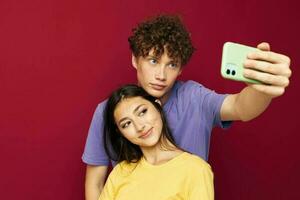 Jeune homme et fille prendre une selfie posant étreinte jeunesse style photo