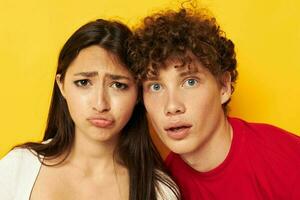 portrait de une homme et une femme relation amicale posant câlins ensemble Jaune Contexte inchangé photo