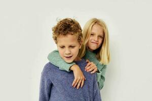 portrait de mignonne les enfants gesticuler avec leur mains ensemble isolé Contexte photo