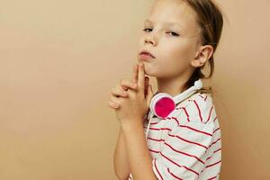 jolie Jeune fille dans rayé T-shirt écouteurs geste mains enfance inchangé photo