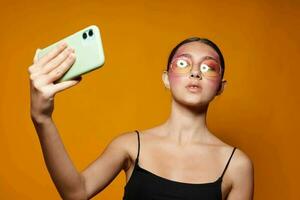 sexy brunette femme rose visage maquillage posant attrayant Regardez selfie isolé Contexte inchangé photo