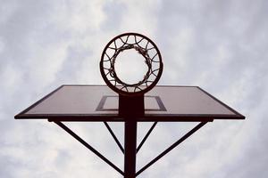 silhouette de panier de basket de rue photo