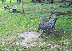 banc de jardin en métal dans le parc photo