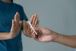 non fumeur. femme Arrêtez fumée, refuser, rejeter, Pause prendre cigarette, dire non. quitter fumeur pour santé. monde le tabac journée. drogues, poumon cancer, emphysème , pulmonaire maladie, narcotique, nicotine effet photo