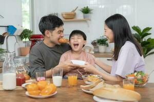 Activités ensemble pendant le vacances. Parents et les enfants sont ayant une repas ensemble pendant le vacances. mather préparer Lait pour fils sur matin, apprécier, fin de semaine, vacant, famille temps, heureux. photo