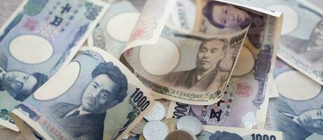 Japonais yen argent. proche en haut de le Japonais yen sur main. devise de Japon cette est utilisé à changement, acheter, vendre, accumuler, investir, financier, échange taux, valeur, comptabilité, international échange photo