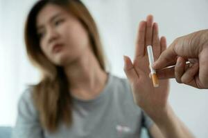 non fumeur. femme Arrêtez fumée, refuser, rejeter, Pause prendre cigarette, dire non. quitter fumeur pour santé. monde le tabac journée. drogues, poumon cancer, emphysème , pulmonaire maladie, narcotique, nicotine effet photo