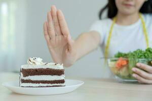 beauté svelte femelle corps embrouiller Chocolat gâteau. femme dans restaurant atteint poids perte objectif pour en bonne santé vie, fou à propos minceur, mince taille, nutritionniste. régime, corps forme photo