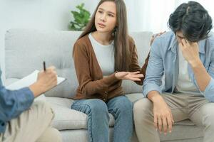 couple soutien chaque tandis que discuter famille problèmes avec psychiatre. épouse encourage et empathie mari souffre dépression. psychologique, divorce, confiance, se soucier, lieu de travail et santé questions. photo