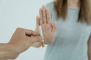 non fumeur. femme Arrêtez fumée, refuser, rejeter, Pause prendre cigarette, dire non. quitter fumeur pour santé. monde le tabac journée. drogues, poumon cancer, emphysème , pulmonaire maladie, narcotique, nicotine effet photo