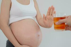 Enceinte femme rejetant et dire non de l'alcool ou liqueur pendant grossesse, Arrêtez geste, refuse , embrouiller, prévenir handicapées ou troubles dans bébé, en bonne santé de la vie et soins à propos santé de bébé photo