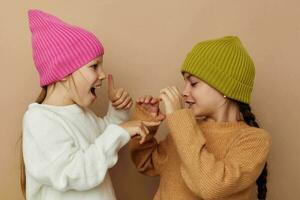 deux peu les filles sont permanent suivant à chaque autre dans Chapeaux mode émotions photo