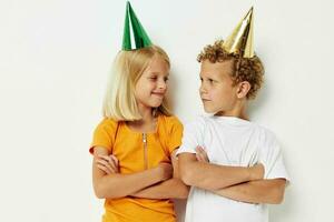 portrait de mignonne les enfants posant émotions vacances coloré casquettes lumière Contexte photo