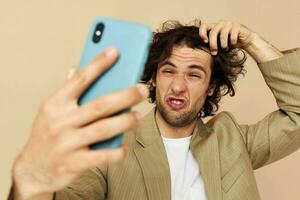 de bonne humeur homme prend une selfie classique style les technologies isolé Contexte photo