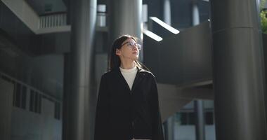 portrait de Jeune femme habillé dans formel affaires permanent dans lieu de travail. photo