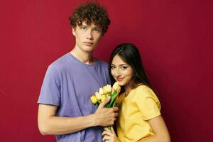 portrait de une homme et une femme une bouquet de Jaune fleurs basé relation amicale mode de vie inchangé photo