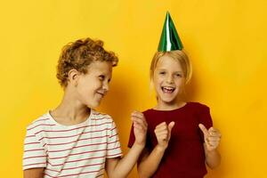 mignonne préscolaire des gamins vacances amusement avec casquettes sur votre tête Jaune Contexte photo