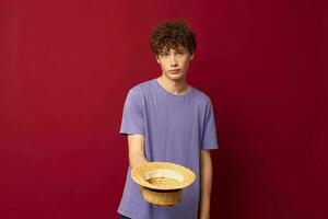 une Jeune homme rouge cheveux dans décontractée porter jeunesse style studio rouge Contexte inchangé photo