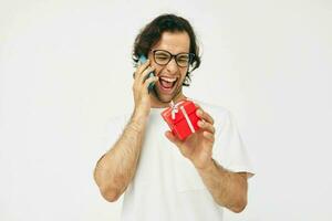 homme parlant sur le téléphone cadeau boîte isolé Contexte photo