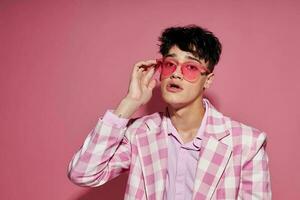 Beau gars plaid blazer rose des lunettes mode moderne style mode de vie inchangé photo