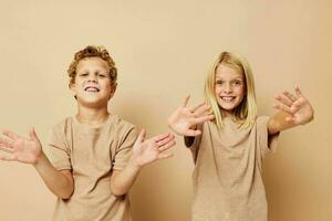 mignonne élégant les enfants gesticuler avec leur mains ensemble mode de vie inchangé photo