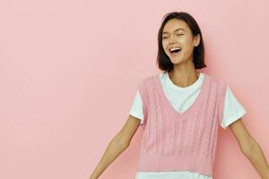 Jeune femme dans une rose gilet posant décontractée porter mode de vie inchangé photo