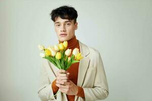 portrait de une Jeune homme bouquet de fleurs romance mode Date isolé Contexte inchangé photo