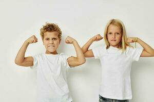 photo de deux les enfants relation amicale posant ensemble enfance inchangé