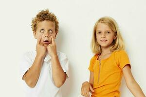 deux joyeux les enfants dessiner dans le carnet enfance divertissement Couleur Contexte inchangé photo