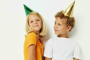de bonne humeur les enfants dans multicolore casquettes anniversaire vacances émotion isolé Contexte inchangé photo