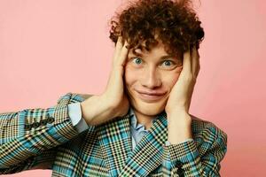 Jeune aux cheveux bouclés homme dans une costume affaires Regardez posant émotions isolé Contexte inchangé photo