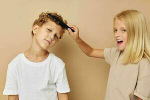 mignonne élégant les enfants posant avec une peigne enfance inchangé photo