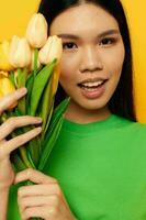 femme vert T-shirt une bouquet de Jaune fleurs Jaune Contexte inchangé photo