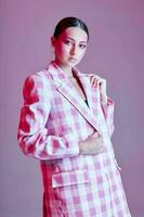 jolie femme plaid blazer mode posant luxe isolé Contexte inchangé photo