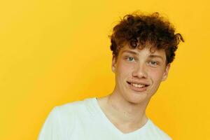 photo de une roux gars dans une blanc T-shirt émotions mode de vie inchangé