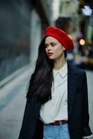 mode femme portrait en marchant touristique dans élégant vêtements avec rouge lèvres en marchant vers le bas étroit ville rue, voyage, cinématique couleur, rétro ancien style, spectaculaire. photo