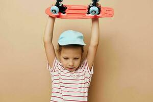 portrait de content souriant enfant fille dans bleu casquettes rayé T-shirt divertissement enfance inchangé photo