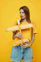 photo jolie fille avec une modèle de une Jaune avion mode de vie inchangé