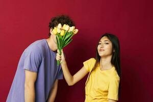 portrait de une homme et une femme bouquet de fleurs cadeau romance Contexte inchangé photo