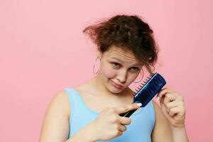 adolescent fille supprime cheveux sur une peigne insatisfaction fermer inchangé photo