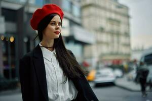 une affaires femme des promenades dans le ville contre le toile de fond de Bureau bâtiments, élégant à la mode vêtements et se maquiller, printemps marcher, Voyage. photo