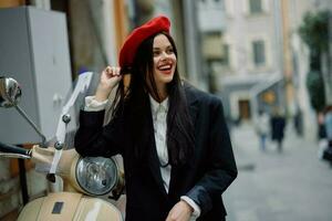 magnifique femme sourire permanent avec un vieux ancien moto sur une ville rue, élégant mode Regardez de vêtements, vacances et Voyage. photo