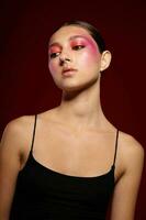 à la mode femme noir t chemise rose maquillage produits de beauté mode rose Contexte inchangé photo