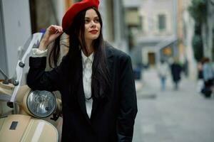 magnifique femme sourire permanent avec un vieux ancien moto sur une ville rue, élégant mode Regardez de vêtements, vacances et Voyage. photo