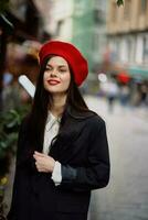 femme sourire mode modèle des promenades sur le rue dans le ville centre parmi le foule dans une veste et rouge béret et jeans, cinématique français mode style vêtements, Voyage à Istanbul printemps photo